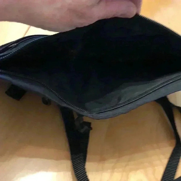 Eddie Bauer blue/black crossbody travel pouch.  Converts to waist pack. - Picture 8 of 8